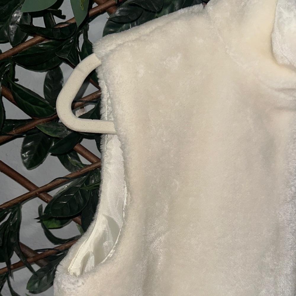 Liz Claiborne Cream Fleece Vest - Picture 3 of 7